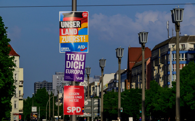 독일 베를린의 가로등에 독일 정당과 다가오는 EU 의회 선거를 위한 사민당의 캠페인 플래카드가 부착돼 있다. 유럽의회 선거는 오는 6월 6일부터 9일까지 열린다. /AFP연합뉴스