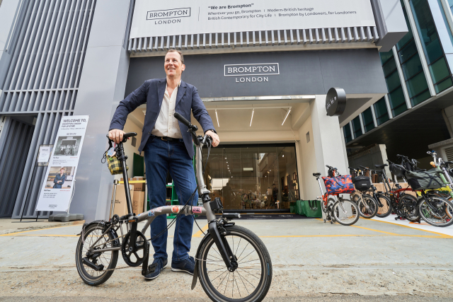 윌 버틀러 아담스 브롬톤 CEO가 브롬톤 자전거 앞에서 포즈를 취하고 있다. /사진 제공=더네이쳐홀딩스