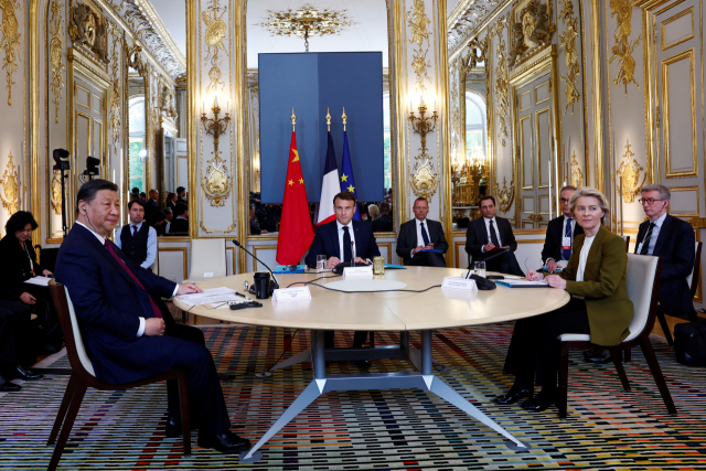 시진핑(왼쪽) 중국 국가주석이 6일 오전(현지 시간) 프랑스 파리 엘리제궁에서 에마뉘엘 마크롱(가운데) 프랑스 대통령, 우르줄라 폰데어라이엔 유럽연합(EU) 집행위원장과 3자 회담을 하고 있다. 이날 회담에서 세 사람은 EU의 전기차, 태양광 패널 분야 중국 업체 조사 및 공정 무역 등에 대해 논의했으며 우크라이나 사태, 이스라엘·팔레스타인 분쟁 등 주요 국제 현안에 대해서 의견을 나눴다. 로이터연합뉴스
