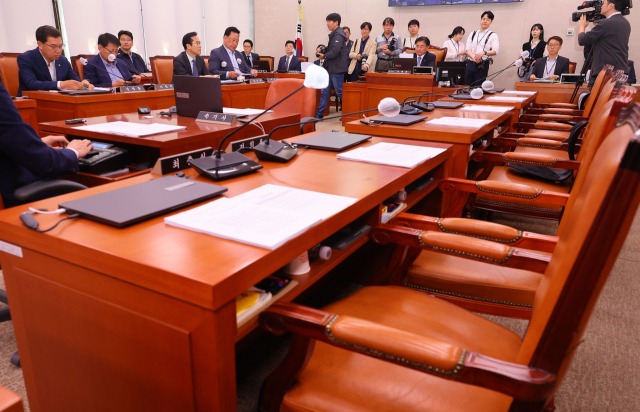 국회 농림축산식품해양수산위원회 전체회의가 4월 18일 서울 국회에서 열리고 있다. 연합뉴스.