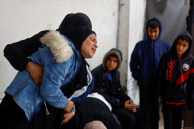 6일 가자지구 남부 라파의 아부 유세프 알 나자르 병원에서 이스라엘과 팔레스타인 이슬람 단체 하마스 간의 갈등이 계속되는 가운데 한 여성이 이스라엘의 공습으로 사망한 팔레스타인인들의 장례식 중 애도하고 있다. 로이터연합뉴스