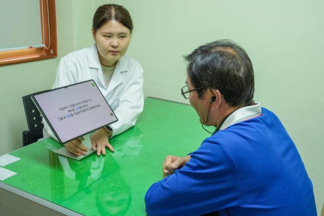 한국전기연구원이 안산 상록구노인복지관 어르신을 대상으로 '노인 친화형 발화 데이터 수집 기기'를 통해 경도인지장애 조기 선별 검사를 수행하고 있다. 사진제공=한국전기연구원