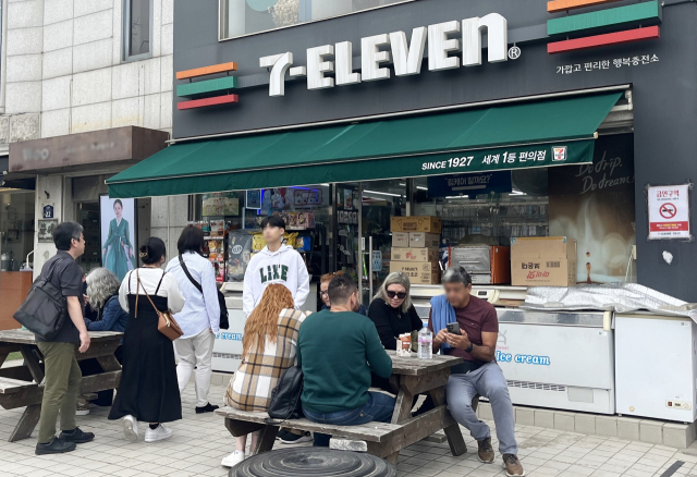 서울 중구 명동에 있는 세븐일레븐 앞에 외국인 관광객들이 모여있다. 사진 제공=세븐일레븐