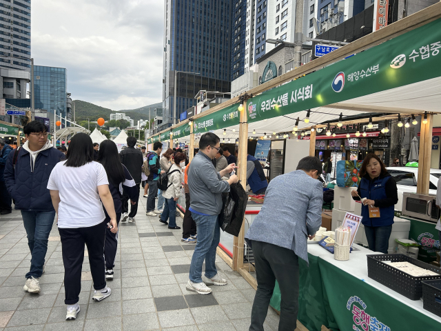 1일 부산 해운대 구남로 광장에서 열린 ‘5월 동행축제’ 개막 현장을 찾은 사람들이 부스를 둘러보고 있다. 부산=박정현 기자