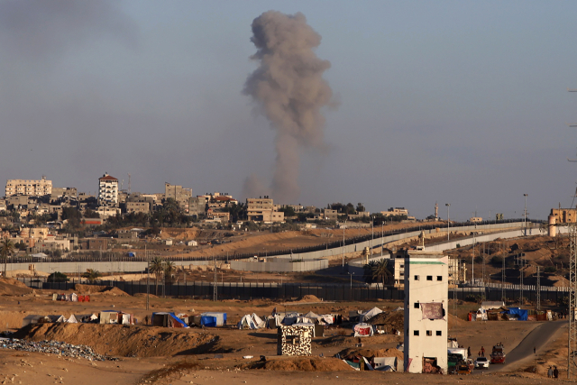 5월 6일 가자지구 남부 라파와 이집트 국경 근처 건물들에 대한 이스라엘군의 공습으로 연기가 피어오르고 있다. AP연합뉴스