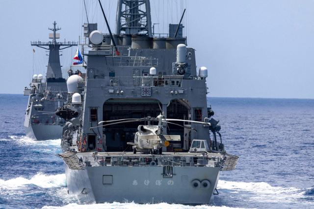 일본 해상자위대 호위함 JS 아케보노가 지난 4월 7일(현지시간) 남중국해에서 미국과 호주, 필리핀 해·공군과 합동훈련을 하고 있다. 연합뉴스