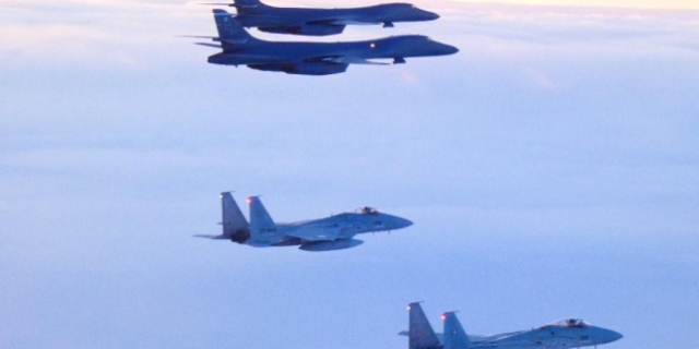 지난 1월 18일 미군 B-1 폭격기 2대가 일본 항공자위대 F-15전투기들과 연합 훈련하는 모습. 사진 제공=미 태평양 공군사령부
