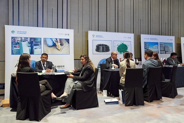 [사진: 다양한 사업 영역의 카타르 기업과 국내 기업 간의 B2B 상담이 진행되고 있다]