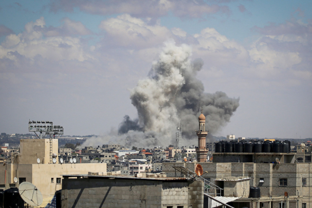 6일(현지 시간) 가자지구 라파에서 이스라엘의 폭격으로 연기가 치솟고 있다. AFP연합뉴스