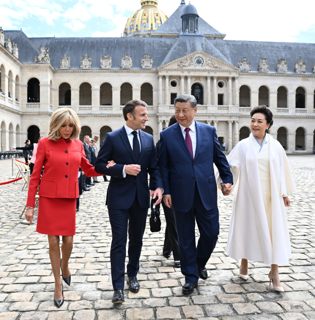 프랑스를 국빈 방문 중인 시진핑 중국 국가주석이 6일(현지 시간) 에마뉘엘 마크롱 프랑스 대통령이 프랑스 파리에서 개최한 환영식에 참석하고 있다. 신화연합뉴스