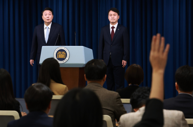 윤석열 대통령이 7일 서울 용산 대통령실 청사에서 신임 민정수석에 임명한 김주현 전 법무차관을 소개한 뒤 취재진의 질문을 받고 있다. 연합뉴스