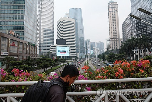 한 남성이 인도네시아 수도 자카르타 도심 거리를 걷고 있다. EPA 연합뉴스