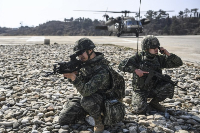 지난 3월 15일 인천 옹진군 백령도와 연평도 일대에서 실시한 서북도서 증원훈련에서 해병대 공격헬기(AH-64), 기동헬기(CH-47, UH-60)가 연평도 일대에 착륙해 증원 절차를 숙달하고 있다. 사진 제공=해병대사령부