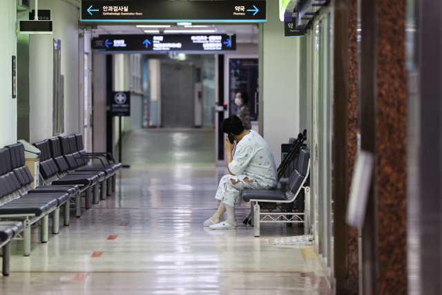 지난 6일 서울 경희의료원에서 한 환자가 전화 통화를 하고 있다. 연합뉴스