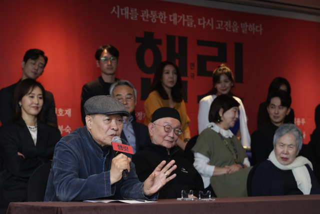 7일 서울 더 플라자 호텔에서 열린 연극 '햄릿' 기자간담회에서 손진책 연출이 극을 소개하고 있다. 6월 개막하는 햄릿에는 전무송, 이호재, 박정자, 손숙 등 중견 연기자와 그룹 에프엑스 출신 루나 등 여러 분야에서 활동했던 24명의 배우가 무대에 오른다. 연합뉴스