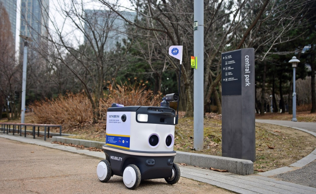 SK쉴더스와 뉴빌리티가 개발한 순찰로봇이 인천 송도센트럴파크에 시범 도입돼 이동하고 있다. 사진 제공=뉴빌리티