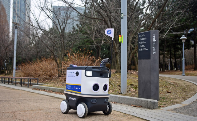 AI CCTV 달고 심야 순찰도 척척…'로봇 경비원'이 아파트 지킨다