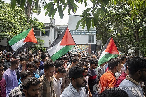 방글라데시 여당 아와미연맹(AL) 학생조직 소속 대학생과 지지자들이 2024년 5월 6일(현지시간) 수도 다카 소재 다카대에서 친팔레스타인 시위를 열고 있다. 다카 EPA=연합뉴스