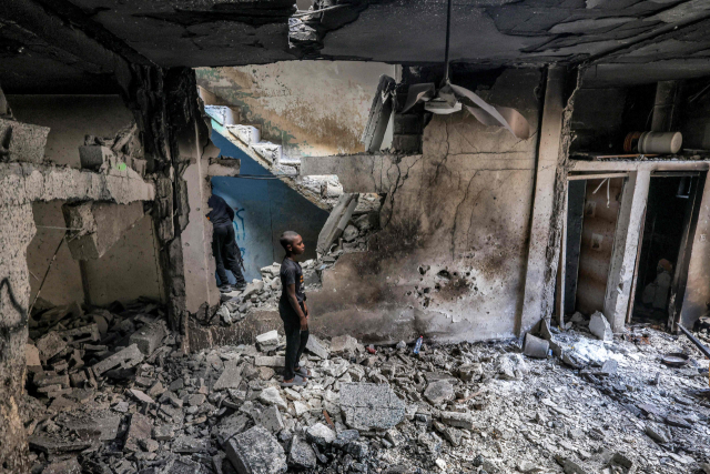 이스라엘군에 점령된 요르단강 서안 북쪽의 팔레스타인 난민을 위한 툴카렘 수용소의 한 주택의 파괴된 방에 7일 한 소년이 서있다. AFP연합뉴스