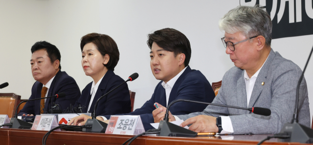 이준석(오른쪽 두번째) 개혁신당 대표가 7일 오전 국회에서 열린 최고위원회의에서 발언하고 있다. 연합뉴스