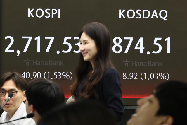 코스피가 장 초반 상승세를 보이며 2720선을 회복한 7일 서울 중구 하나은행 딜링룸에서 딜러들이 업무를 보고 있다. 이날 코스닥지수도 상승세를 보였다. 연합뉴스