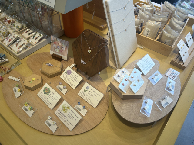 서울 종로구 인사동에 위치한 소담상회에서 판매되고 있는 더나인프루츠의 제품들. 박정현 기자