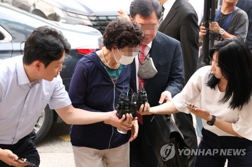 (의정부=연합뉴스) 임병식 기자 = 윤석열 대통령의 장모 최은순 씨(가운데)가 지난 2023년 7월 21일 경기도 의정부시 가능동 의정부지방법원에서 통장 잔고증명 위조 등 혐의 관련 항소심 재판을 위해 법정으로 이동하고 있다.