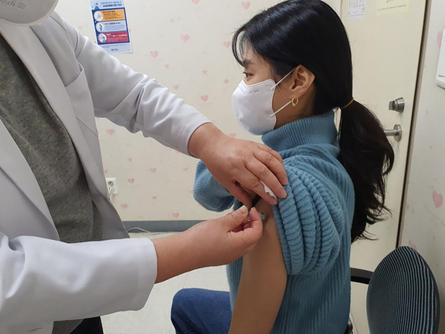 성남시 중원구보건소에서 한 시민이 독감백신을 무료 접종 중이다. 사진 제공 = 성남시