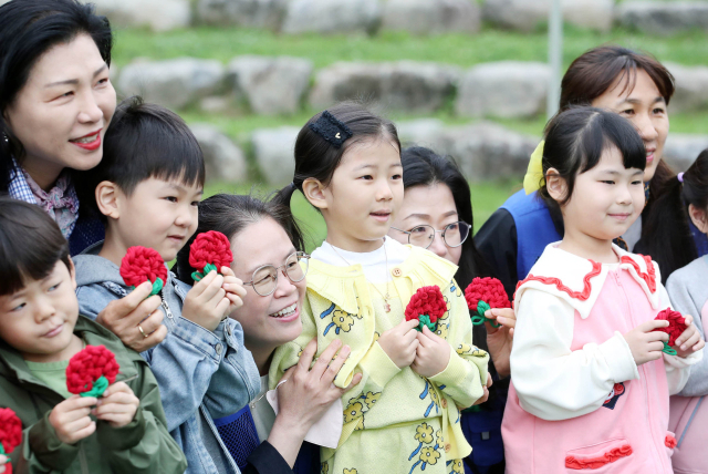 어버이날을 하루 앞둔 7일 광주 북구 양산호수공원 야외공연장에서 한빛유치원 아이들이 직접 만든 카네이션을 들고 기념사진을 찍고 있다. 연합뉴스