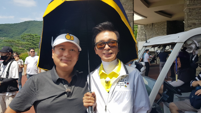연예계 '골프의 신' 김국진과도 친분이 두텁다.