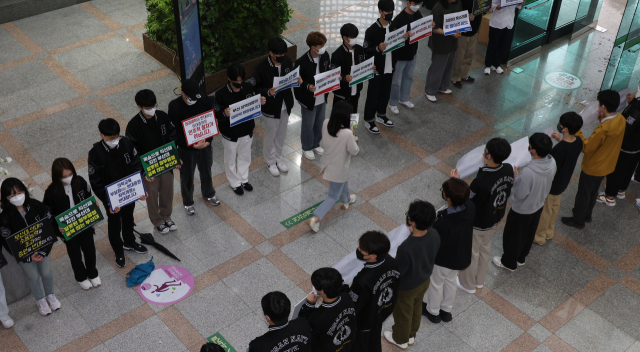 부산대 의대생과 교수들이 7일 대학본부에서 피켓 시위를 하고 있다. 부산=연합뉴스