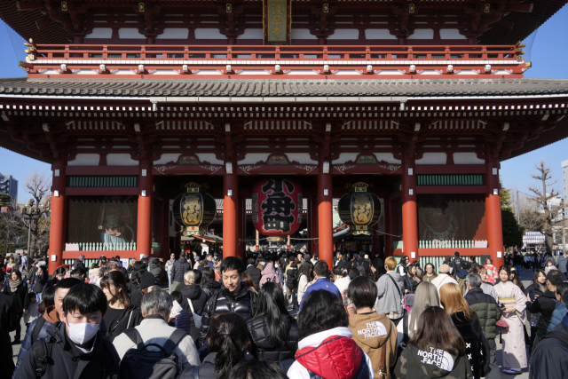 일본 도쿄 아사쿠사의 대표 관광지 센소지 앞이 방문객들로 붐비고 있다./EPA연합뉴스