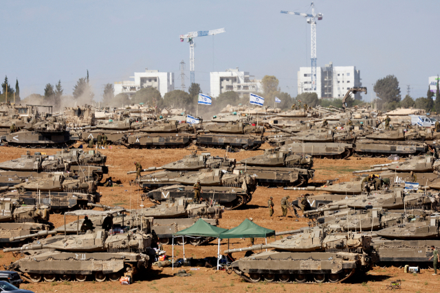 7일(현지시간) 이스라엘 가자지구 국경 인근에 이스라엘 탱크가 집결해 있다. 로이터연합뉴스