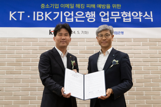 명제훈 KT 통신사업본부장(왼쪽)과 임문택 IBK 기업고객그룹장이 지난 7일 서울 중구 기업은행 본점에서 열린 업무 협약식에서 기념 촬영을 하고 있다. 사진 제공=KT