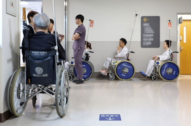 지난 7일 서울 시내 한 대학병원에서 환자들이 검사를 기다리고 있다. 연합뉴스