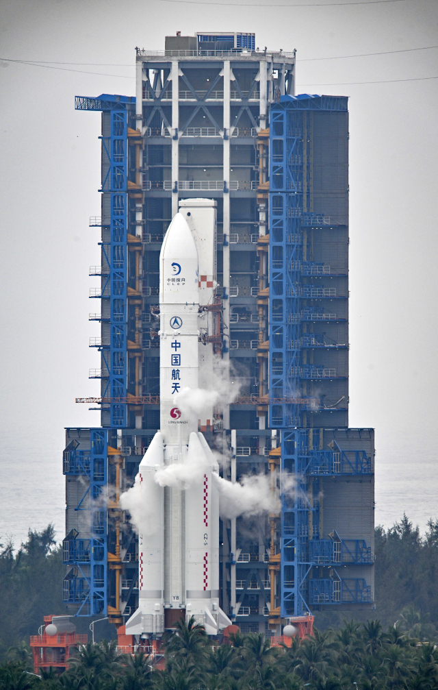 지난 3일 중국 남부 하이난성 원창 우주발사장에 발사를 앞둔 ‘창어-6호’ 달 탐사선이 '창정-5 Y8 운반로켓에 결합돼 있다. 신화연합뉴스