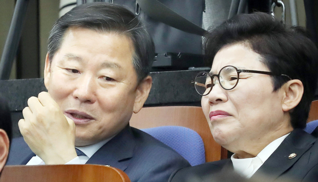 이철규(왼쪽) 국민의힘 의원이 2일 서울 여의도 국회에서 열린 의원총회에 참석해 임이자 의원과 대화하고 있다. 오승현 기자