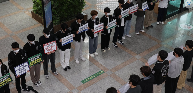 부산대 의대 증원 관련 학칙 개정을 위해 교무회의가 열리는 지난 7일 오후 이 대학 대학본부에서 의과대학생들과 교수들이 피켓 시위를 하고 있다. 연합뉴스