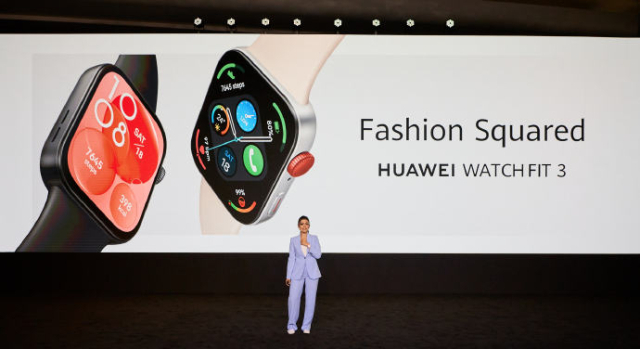 화웨이가 7일 아랍에미리트(UAE) 두바이에서 열린 혁신 제품 발표회에서 신형 웨어러블 기기를 선보이고 있다. 웨이보 캡처
