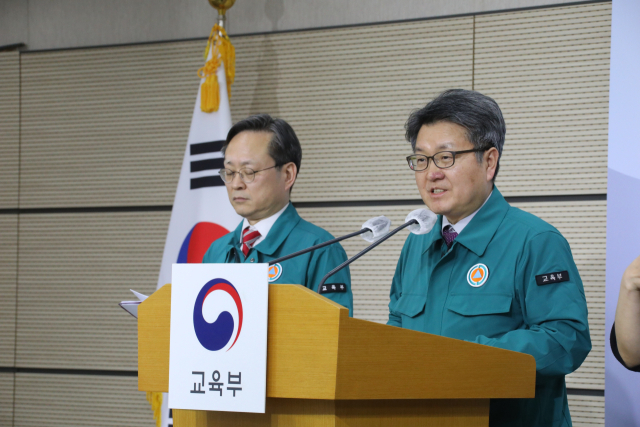 오석환 교육부 차관이 8일 오후 정부세종청사에서 의대 정원 배정 절차에 대해 설명하고 있다. 연합뉴스