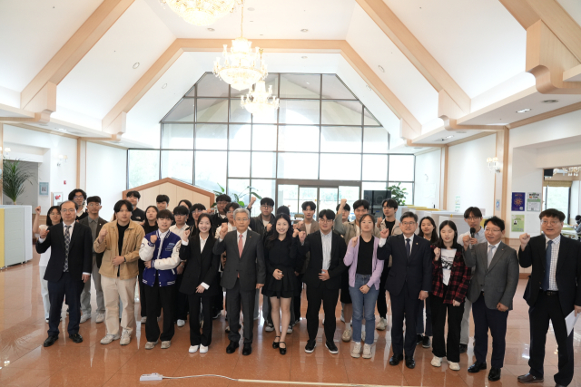 8일 한국에너지공대 테슬라 커뮤니티 센터에서 김동철(앞줄 왼쪽 다섯번째) 켄텍 이사장이 학생들과 기념사진을 찍고 있다. 사진 제공=켄텍