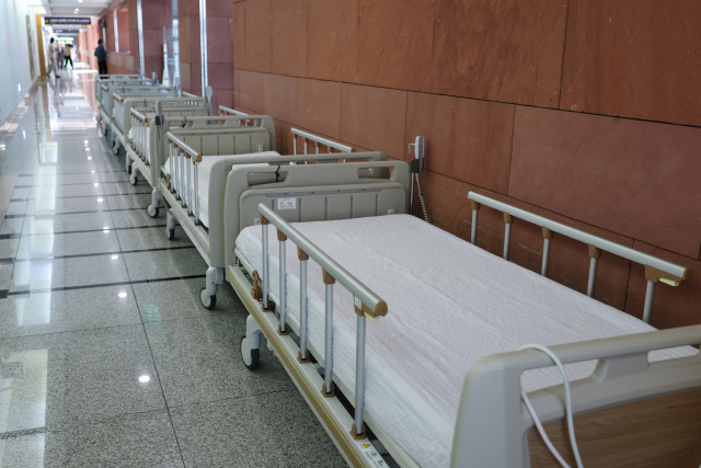 8일 서울 시내 한 대학병원 복도에 빈 병상이 놓여 있다. 연합뉴스