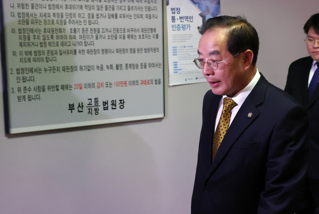 선거법 위반 혐의로 재판에 넘겨진 하윤수 부산시교육감이 8일 오후 부산 연제구 부산고등법원에서 열린 항소심 선고공판에서 당선무효형인 벌금 700만원을 선고 받고 법정을 빠져나오고 있다. 연합뉴