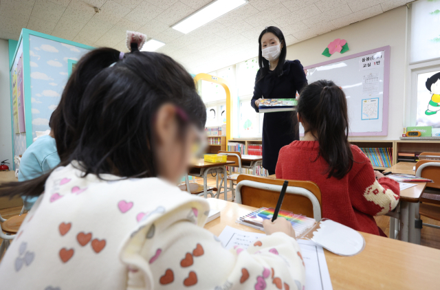 3월 4일 오후 서울의 한 초등학교 돌봄교실에서 어린이들이 책을 읽는 수업을 듣고 있다. 연합뉴스