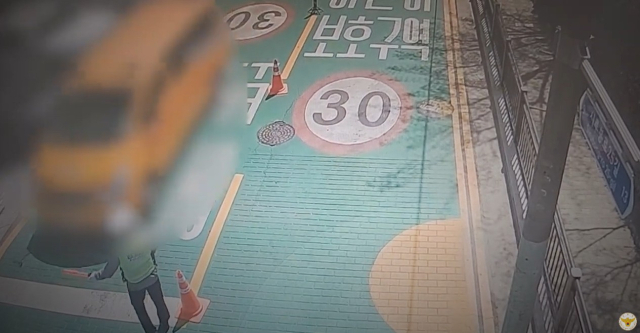 4월 9일 서울 한 초등학교 근처 도로에서 경찰관이 어린이통학차량을 대상으로 음주 단속을 실시하고 있다. 경찰청 유튜브 캡처