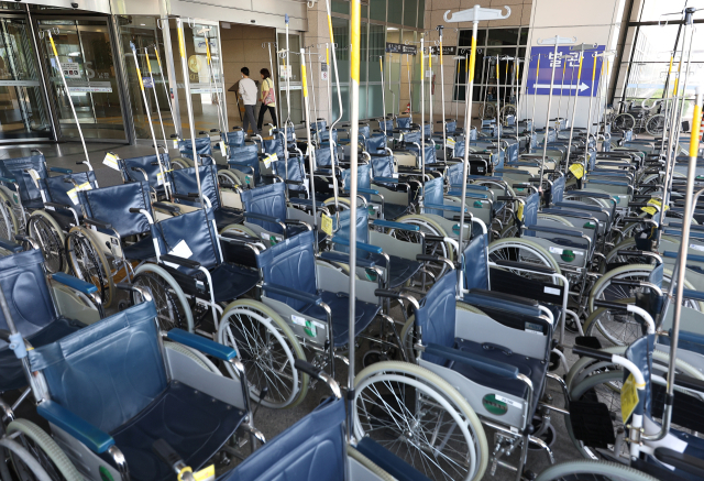 지난달 28일 서울 시내 한 대형병원 입구에 휠체어들이 놓여 있다. 연합뉴스