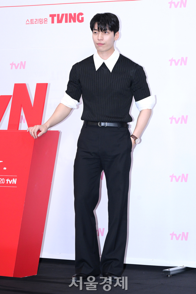 배우 위하준이 9일 오후 서울 신도림 라마다 호텔에서 진행된 tvN 새 토일드라마 ‘졸업’(극본 박경화/연출 안판석) 제작발표회에서 포즈를 취하고 있다. 김규빈 기자 2024.05.09