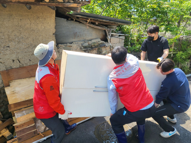 BNK봉사단이 9일 경남 합천군 대양면 양산마을을 찾아 수해 복구 지원 활동을 하고 있다. 사진제공=BNK경남은행