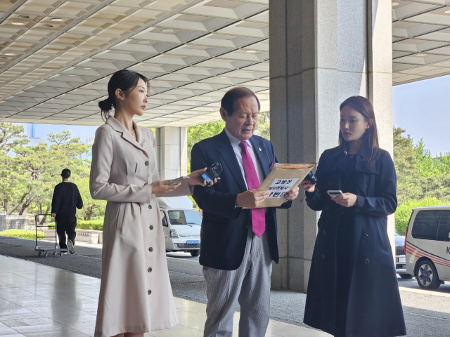 최재영 목사를 고발한 홍정식 활빈단 대표가 관련 조사를 받기 위해 9일 중앙지검에 출석하기 전 입장을 밝히고 있다. 정유민 기자