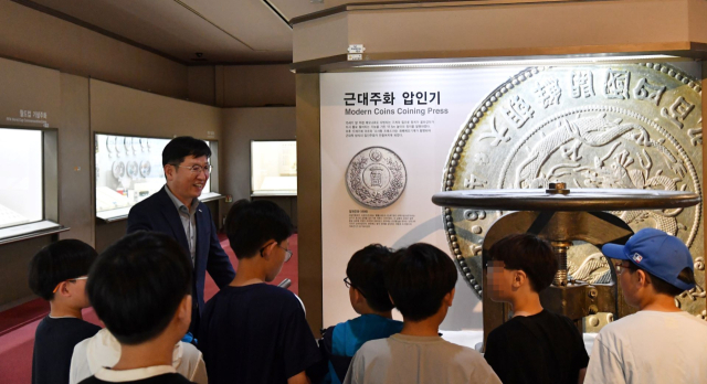 한국조폐공사 성창훈 사장이 어린이날을 맞아 천양원 아이들을 화폐박물관에 초청해 화폐의 역사에 대해 설명해 주고 있다. 사진제공=한국조폐공사